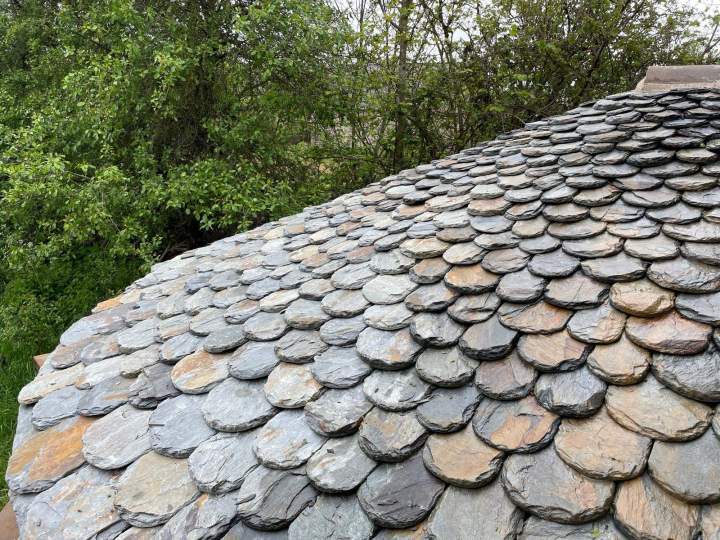 Travaux de toiture, incluant pose, rénovation et entretien. 