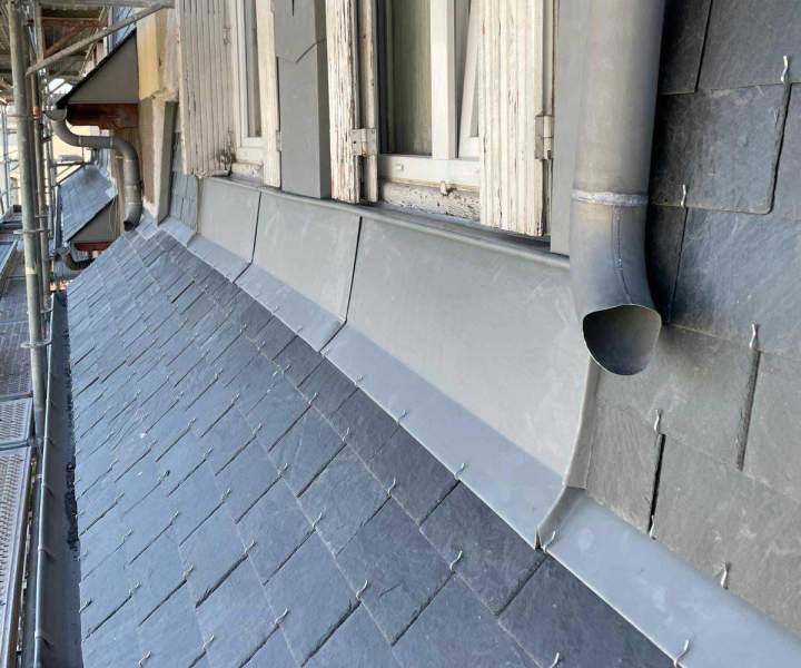 Installation de gouttières et de chéneaux pour une étanchéité durable.